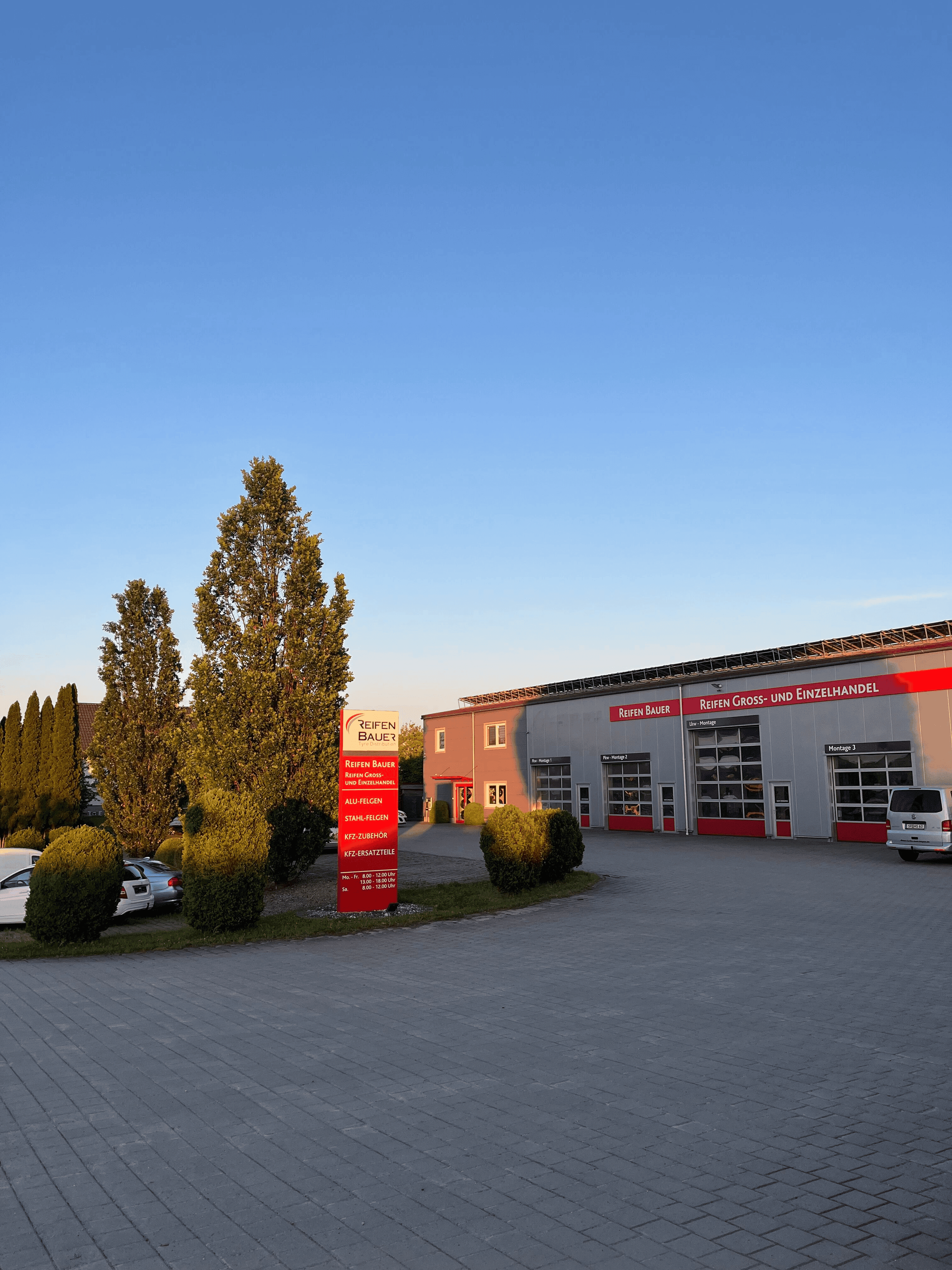 Werkstatt von Reifen Bauer in Petzkofen 11a, 93089 Aufhausen – Außenansicht mit Montagehallen