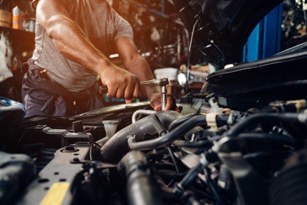 Autoservice in der Werkstatt von Reifen Bauer